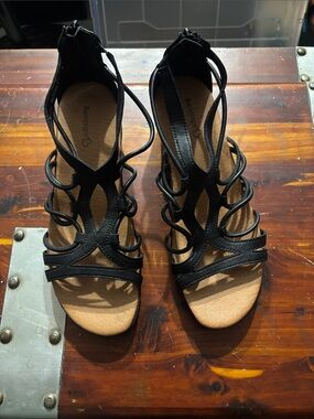 BareTraps Black Strappy Gladiator style Sandals